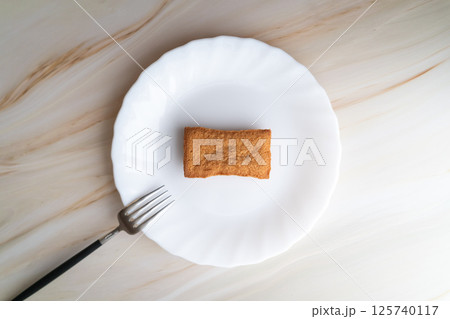 白い皿の上のフィナンシェとフォーク④ 白い皿の上のフィナンシェとフォーク④ 125740117