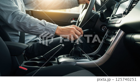 オートマ車を運転する男性の手元 125740251