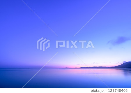 幻想的なグラデーションが広がる石垣島の朝焼け 125740403