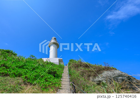 御神崎灯台を見上げる爽やかな旅の風景　石垣島 125740416
