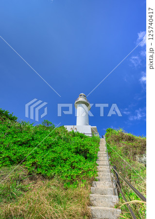 青と緑のコントラストが美しい御神崎灯台　石垣島 125740417