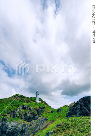 御神崎灯台を見上げるダイナミックな風景　石垣島 125740418
