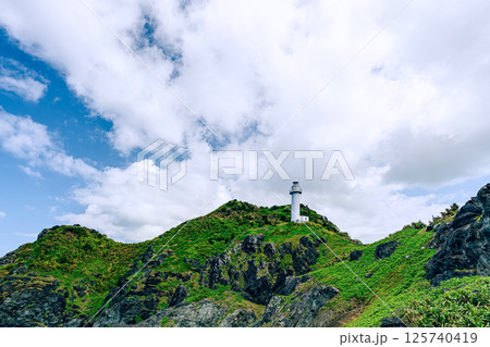 御神崎灯台を見上げるダイナミックな風景　石垣島石垣島の大自然に佇む御神崎灯台 125740419