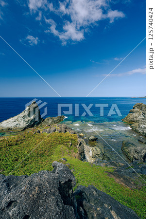 御神崎の大自然と荒々しい岩 石垣島の青い空と海 御神崎の大自然と荒々しい岩 石垣島の青い空と海 125740424