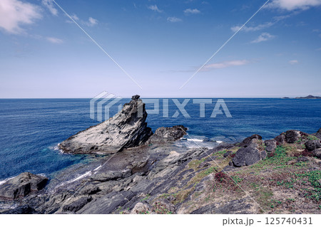 御神崎の大自然と荒々しい岩 石垣島の青い空と海 御神崎の大自然と荒々しい岩 石垣島の青い空と海 125740431
