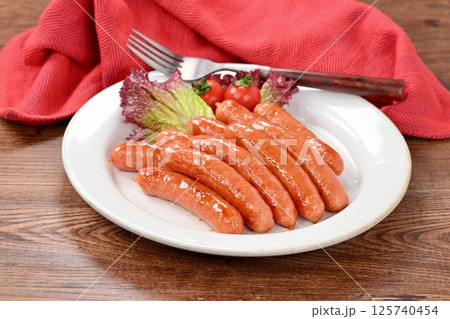 調理済、あらびきウインナー、ポークウインナー、ソーセージ、肉料理。 調理済、あらびきウインナー、ポークウインナー、ソーセージ、肉料理。 125740454