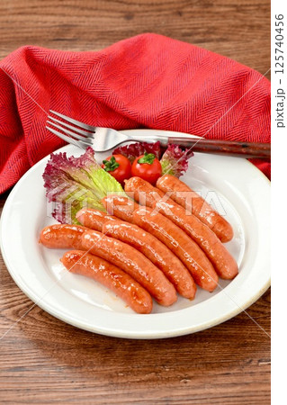 調理済、あらびきウインナー、ポークウインナー、ソーセージ、肉料理。 調理済、あらびきウインナー、ポークウインナー、ソーセージ、肉料理。 125740456