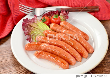 調理済、あらびきウインナー、ポークウインナー、ソーセージ、肉料理。 125740458