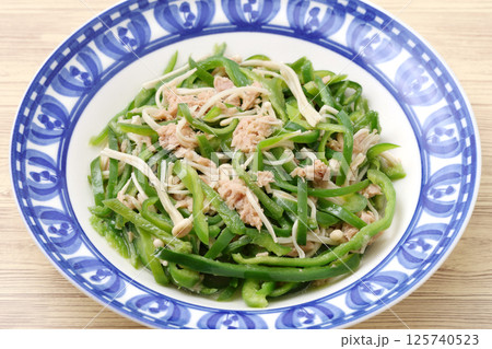 ピーマンとエノキの炒め物 125740523