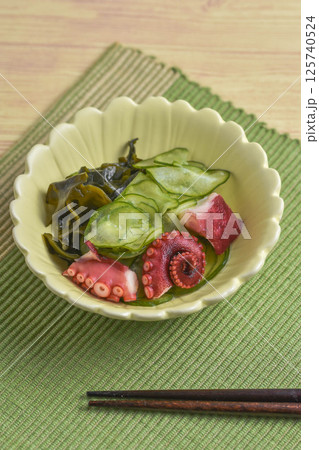 蛸とキュウリとワカメの酢の物 125740524