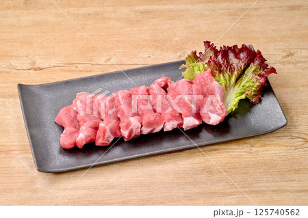 注意）未加熱・未調理の生肉です。焼肉用の豚モモ肉、豚もも肉。 125740562
