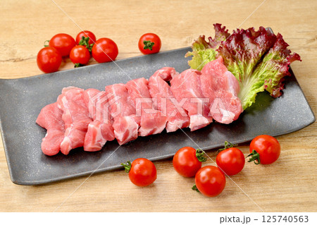 注意）未加熱・未調理の生肉です。焼肉用の豚モモ肉、豚もも肉。 125740563