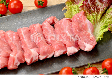 注意）未加熱・未調理の生肉です。焼肉用の豚モモ肉、豚もも肉。 125740566