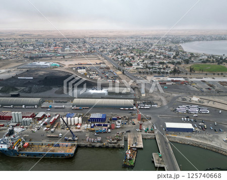 ナミブ砂漠を背景にウォルビスベイの港湾の空撮 ナミブ砂漠を背景にウォルビスベイの港湾の空撮 125740668