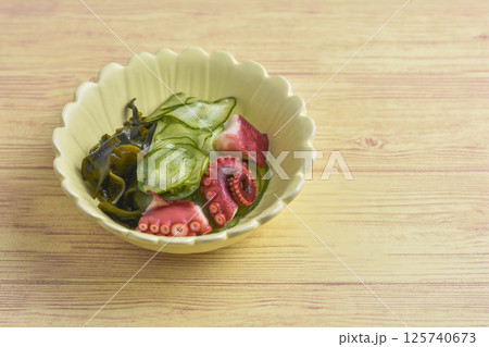 蛸とキュウリとワカメの酢の物 蛸とキュウリとワカメの酢の物 125740673
