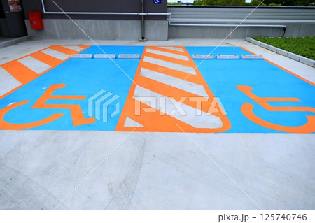 障害者用駐車場 125740746