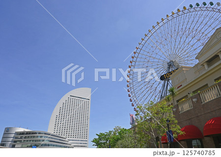横浜みなとみらい21と春の風景 横浜みなとみらい21と春の風景 125740785