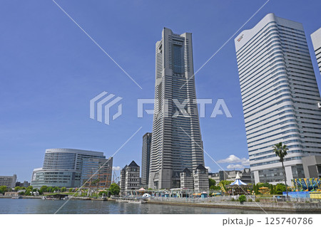 横浜みなとみらい21と春の風景 横浜みなとみらい21と春の風景 125740786