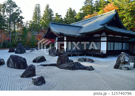 高野山　秋の金剛峯寺の蟠龍庭 125740796