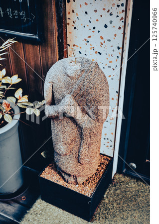 ソウル　仁寺洞（インサドン）　店先の石像 125740966