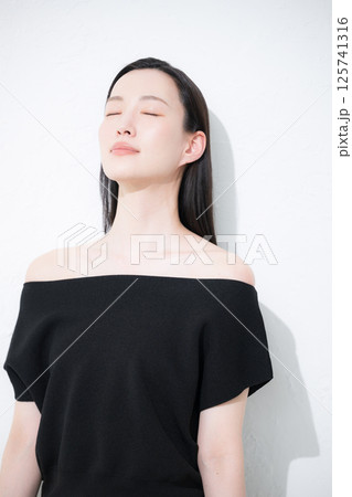 デコルテが美しい女性の美容やビューティーのイメージ 125741316