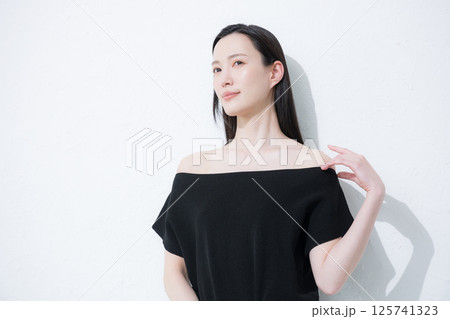 デコルテが美しい女性の美容やビューティーのイメージ 125741323