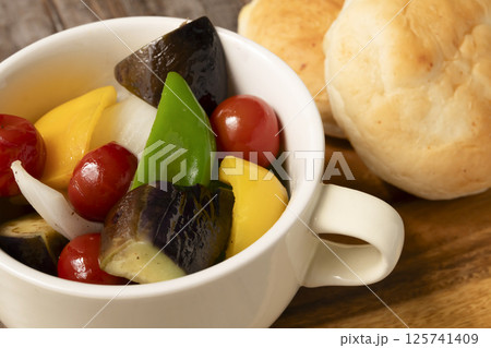夏野菜のラタトゥーユとパン 夏野菜のラタトゥーユとパン 125741409