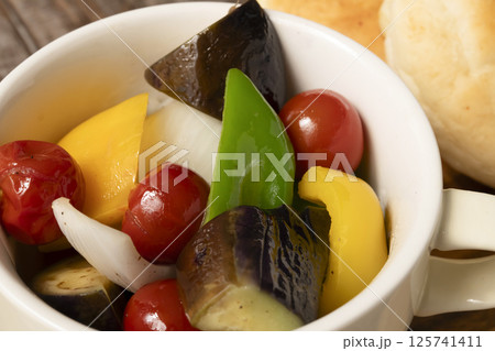 夏野菜のラタトゥーユとパン 125741411