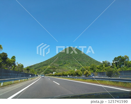 高速道路から見た飯野山(香川:坂出) 高速道路から見た飯野山(香川:坂出) 125741590