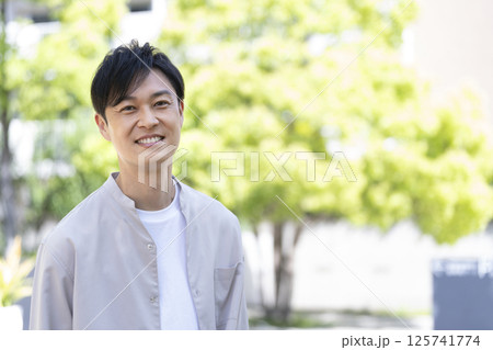 カメラ目線で笑顔の40代前半の男性 カメラ目線で笑顔の40代前半の男性 125741774
