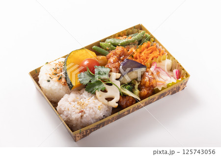 若鶏の黒酢あんと彩り野菜の弁当 125743056