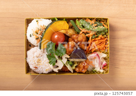 若鶏の黒酢あんと彩り野菜の弁当 125743057