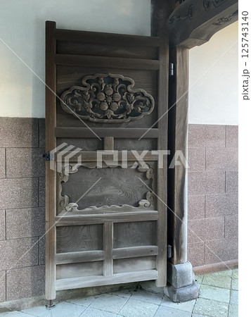 尾山神社の神門　扉のアップ（石川県金沢市） 125743140