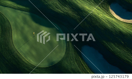 美しいゴルフグリーンの空撮 125743179