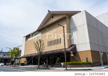金沢駅前にある石川県立音楽堂の邦楽ホール側の外観｜石川県金沢市 125743401
