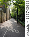 ロンドンの自然あふれる道 125743698