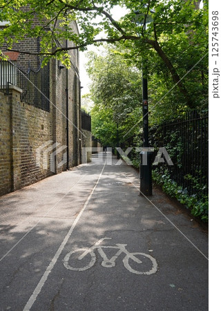 ロンドンの自然あふれる道 125743698