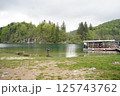 プリトヴィツェ国立公園の湖畔 125743762