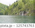 プリトヴィツェ国立公園の滝と湖畔 125743763