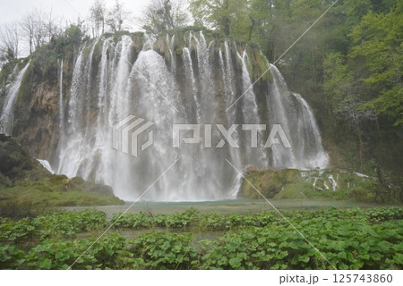 プリトヴィツェ国立公園の滝 125743860