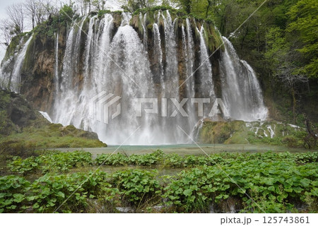 プリトヴィツェ国立公園の滝 125743861