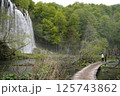 プリトヴィツェ国立公園の滝と遊歩道 125743862