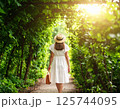 森を歩く女性 125744095