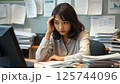 仕事に悩む女性 125744096