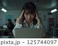 仕事に悩む女性 125744097