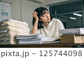 仕事に悩む女性 125744098