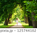 森を歩く女性 125744102