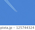 青空に映える飛行機雲 125744324