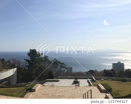 展望台から見る青空と海 125744327