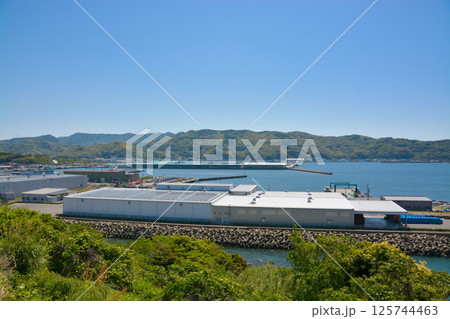 みなと公園から眺める三重式見港 125744463